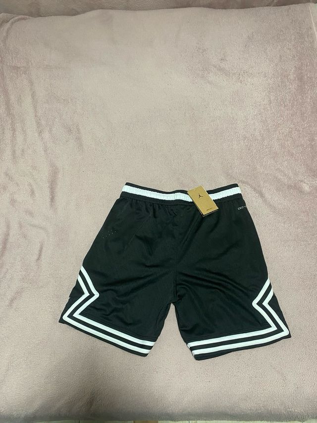 Jordan Shorts Negros con Blanco