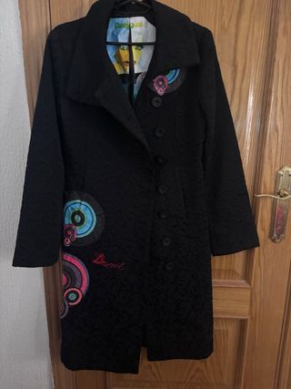 Abrigo Desigual Negro con Estampado