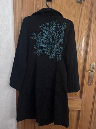 Abrigo Desigual Negro con Estampado