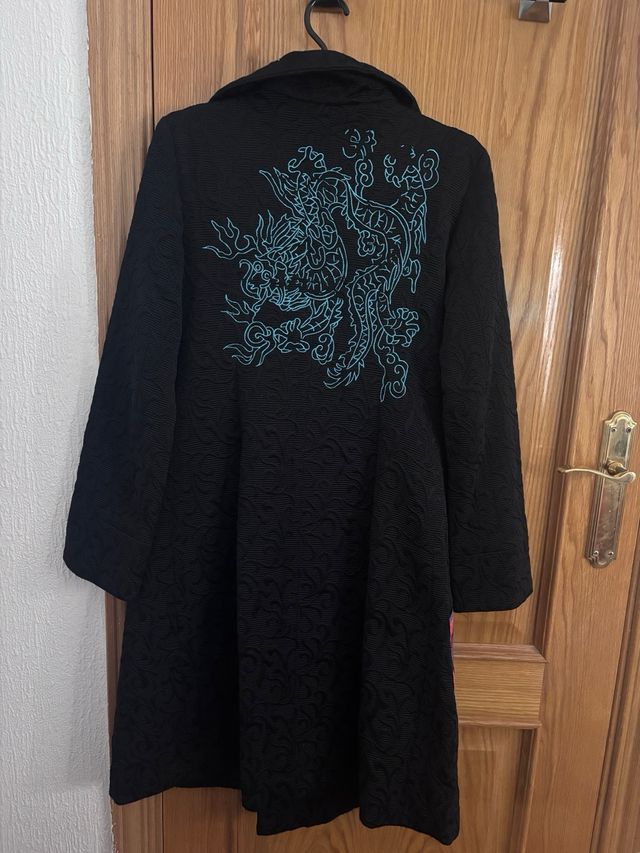 Abrigo Desigual Negro con Estampado