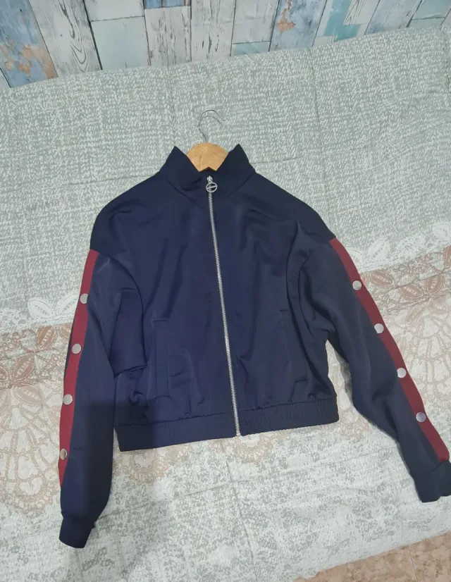 Chaqueta azul y roja con botones