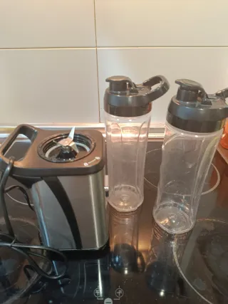 Batidora de fruta con dos vasos
