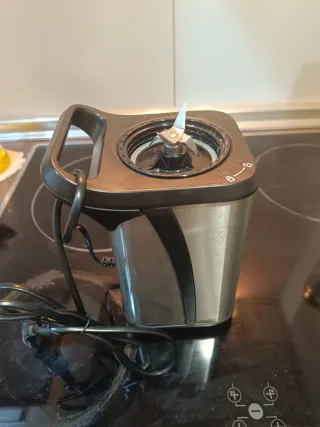 Batidora de fruta con dos vasos