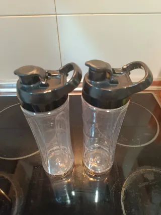 Batidora de fruta con dos vasos