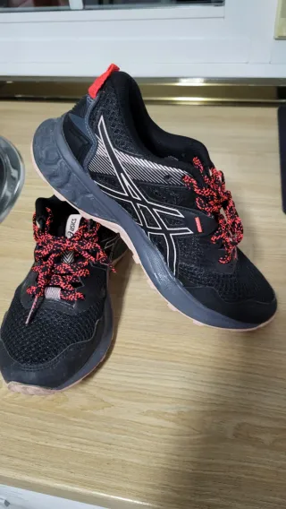 Zapatillas ASICS Negras y Rojas