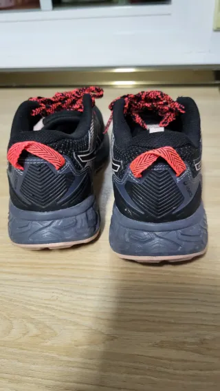 Zapatillas ASICS Negras y Rojas