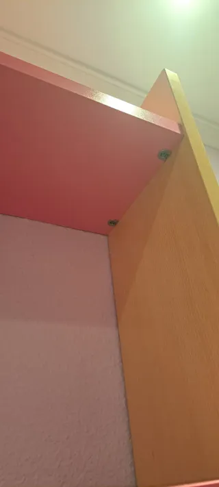 Estantería de madera rosa y marrón