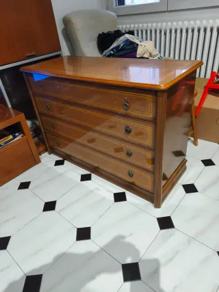 Cómoda de madera con 4 cajones