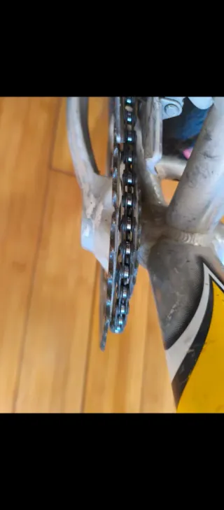 Bicicleta de montaña plateada