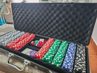 Maletín de póker con fichas