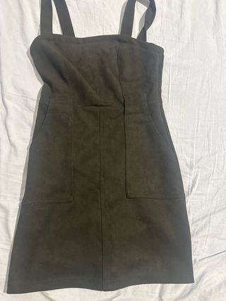 Vestido negro con tirantes y bolsillos