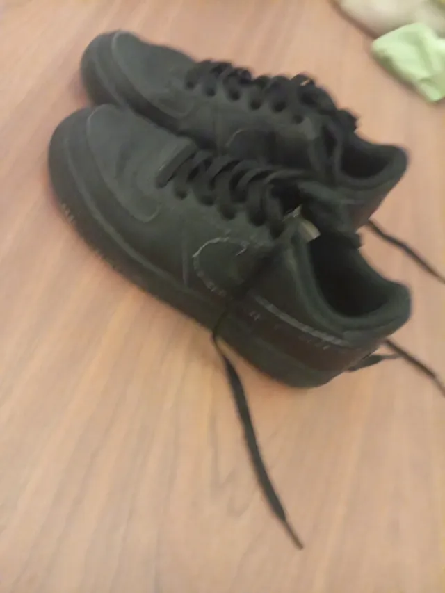 Nike Air Force 1 Negras con chapitas de air force