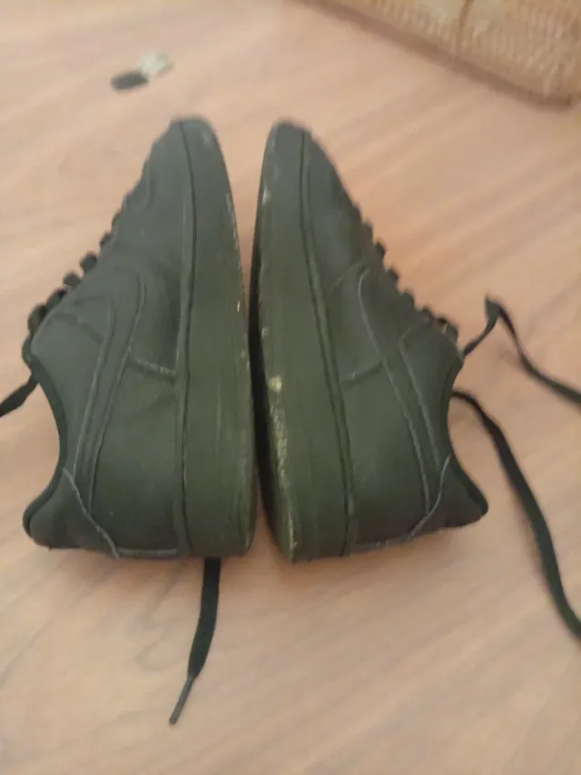 Nike Air Force 1 Negras con chapitas de air force