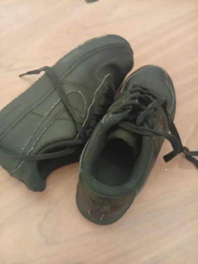 Nike Air Force 1 Negras con chapitas de air force