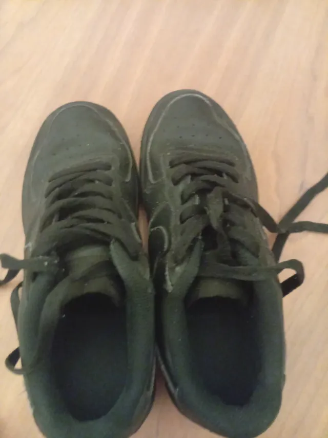 Nike Air Force 1 Negras con chapitas de air force