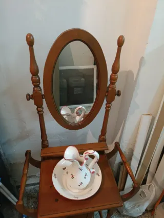 Palanganero antiguo de madera con espejo