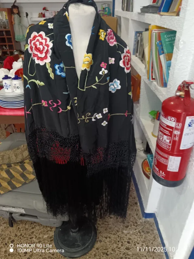 Chal negro bordado con encaje