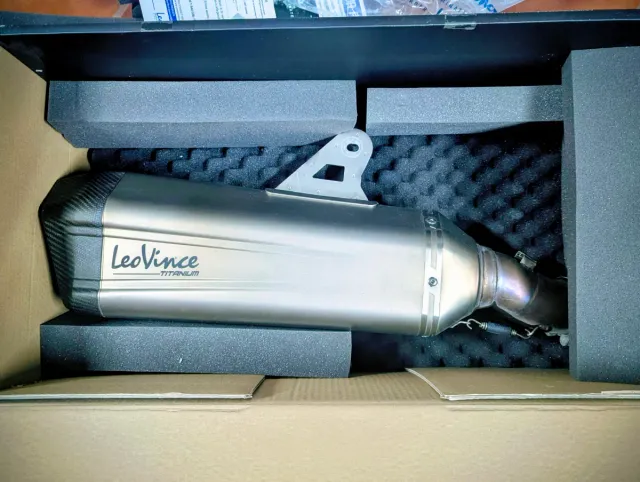 Tubo de escape LeoVince LV12 Titanio para BMW