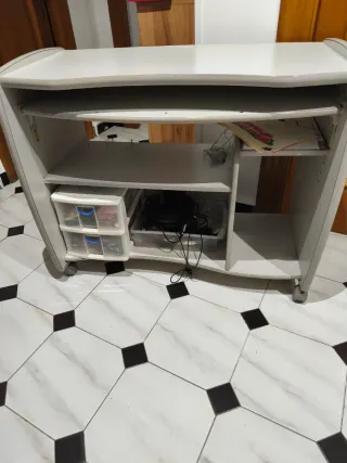 Mesa ordenador gris con ruedas