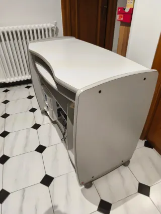 Mesa ordenador gris con ruedas