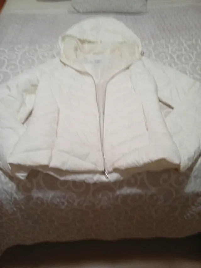 Abrigo Stradivarius acolchado con capucha