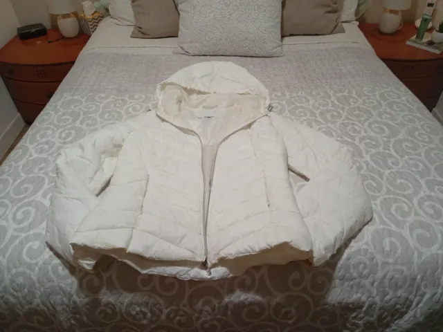 Abrigo Stradivarius acolchado con capucha