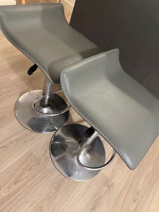 Taburetes hidráulicos grises (4 unidades)