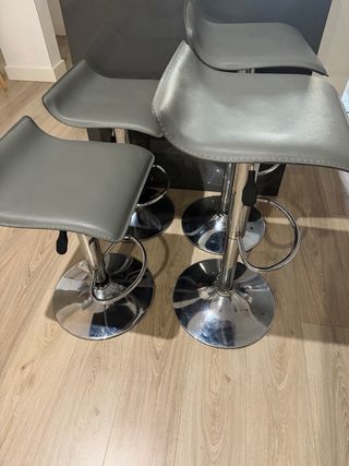 Taburetes hidráulicos grises (4 unidades)