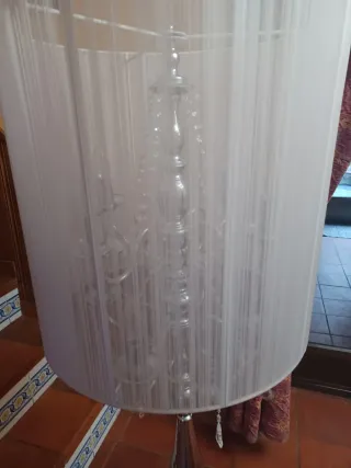 Lámpara de pie plateada con cristales