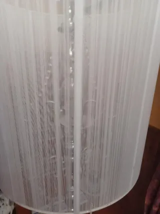 Lámpara de pie plateada con cristales