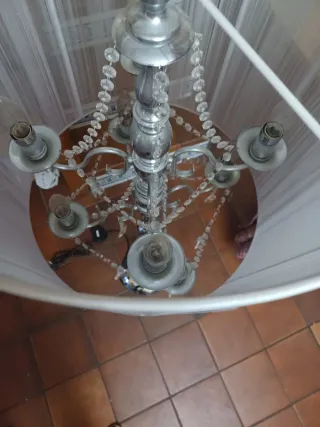 Lámpara de pie plateada con cristales