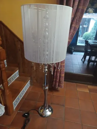 Lámpara de pie plateada con cristales