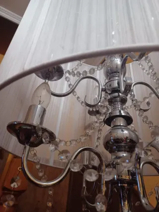 Lámpara de pie plateada con cristales