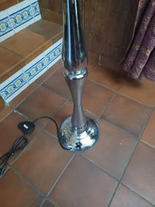 Lámpara de pie plateada con cristales