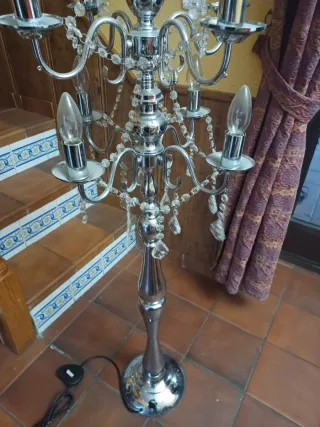 Lámpara de pie plateada con cristales