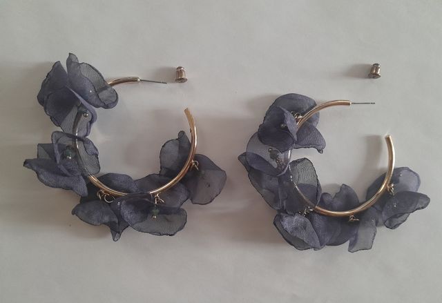 Pendientes aro dorado con flores gasa gris