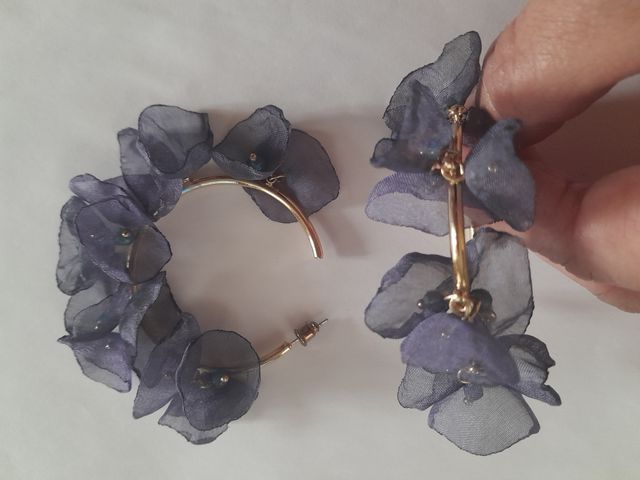 Pendientes aro dorado con flores gasa gris