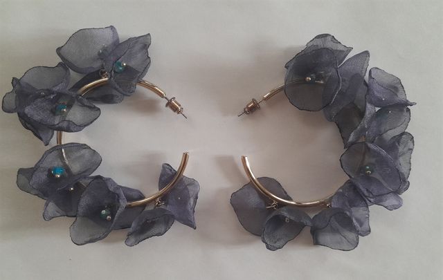 Pendientes aro dorado con flores gasa gris