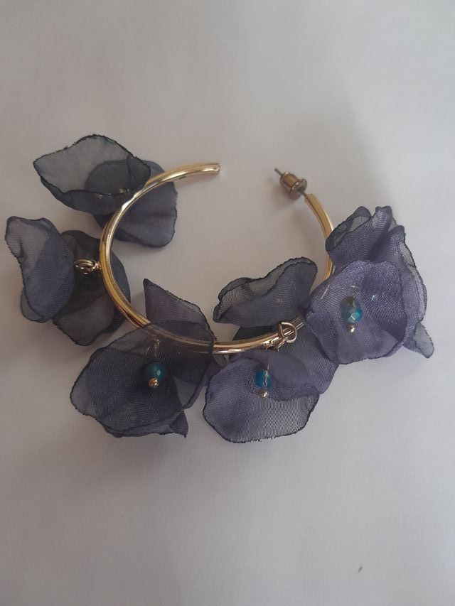Pendientes aro dorado con flores gasa gris