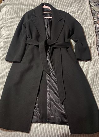 Chaqueta larga negra con cinturón