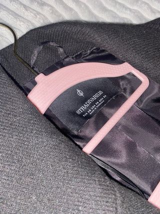 Chaqueta larga negra con cinturón