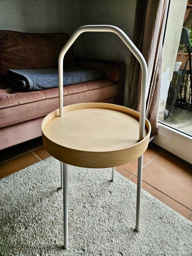 Mesa auxiliar IKEA BURVIK blanca y madera