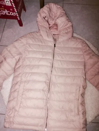 Chaqueta impermeable rosa con capucha