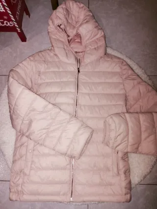 Chaqueta impermeable rosa con capucha