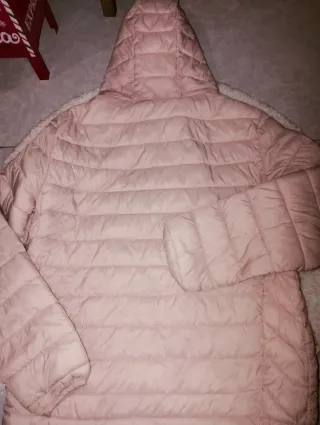 Chaqueta impermeable rosa con capucha