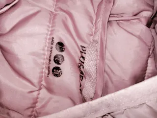 Chaqueta impermeable rosa con capucha