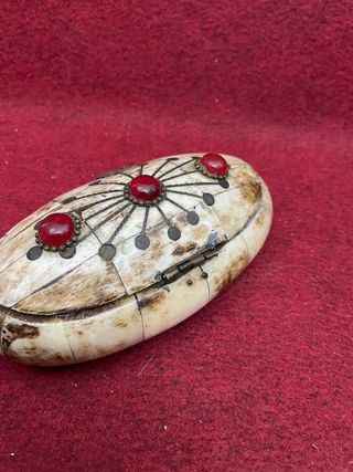 Caja Joyero Artesanal Hueso y Piedras Rojas
