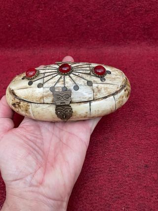 Caja Joyero Artesanal Hueso y Piedras Rojas