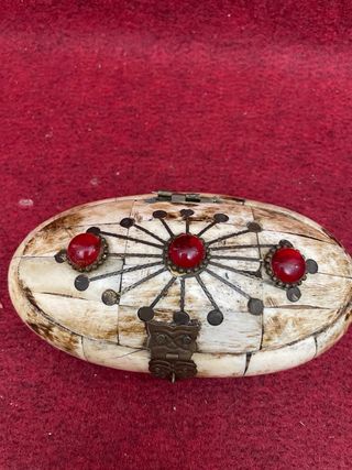 Caja Joyero Artesanal Hueso y Piedras Rojas