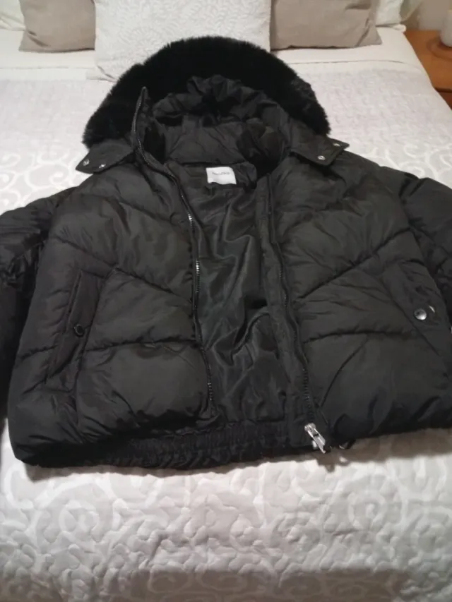 Abrigo Stradivarius negro con capucha de pelo